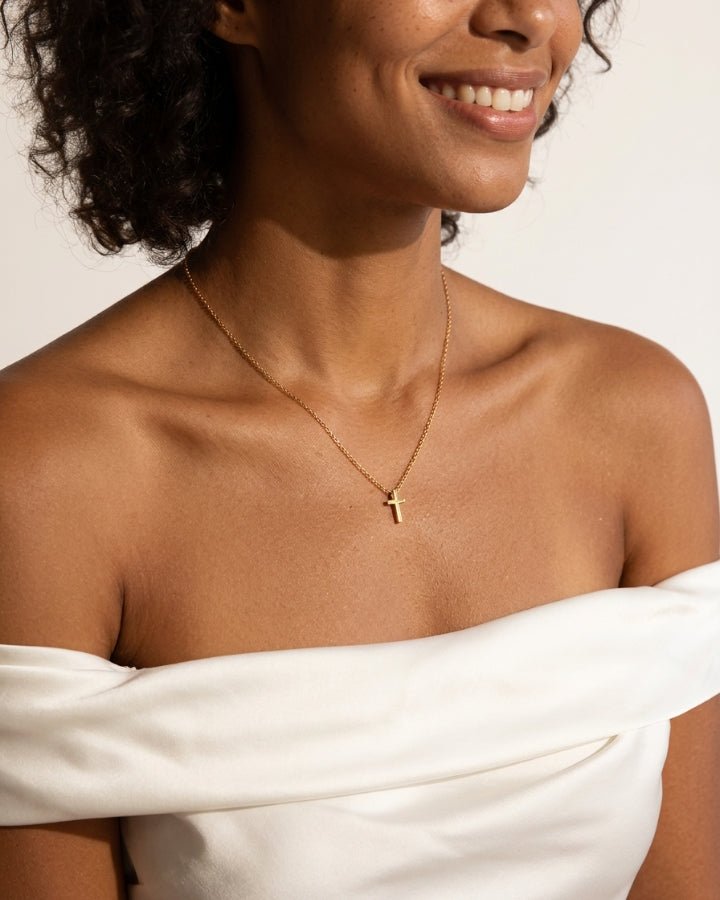 Ivy Cross Pendant Necklace - Onyxelle
