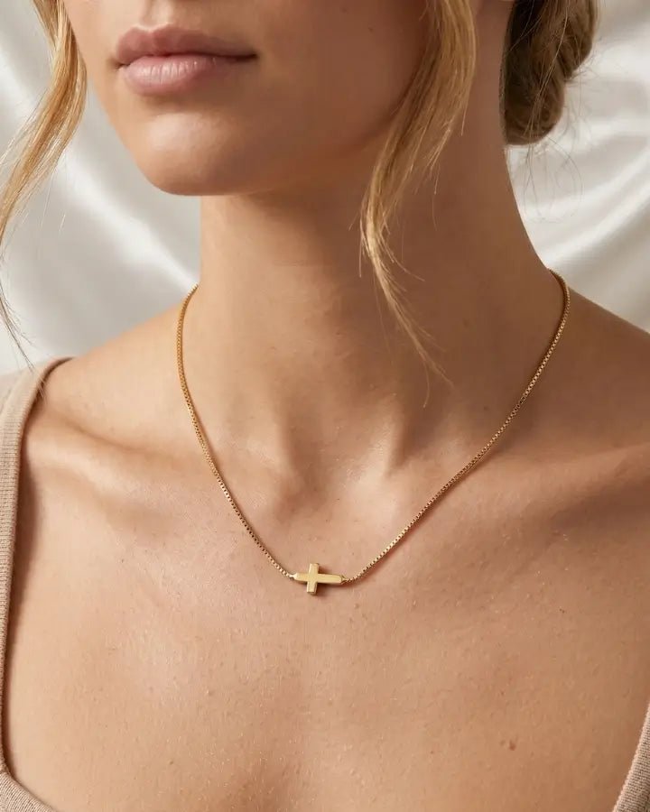 Liora Cross Pendant Necklace - Onyxelle
