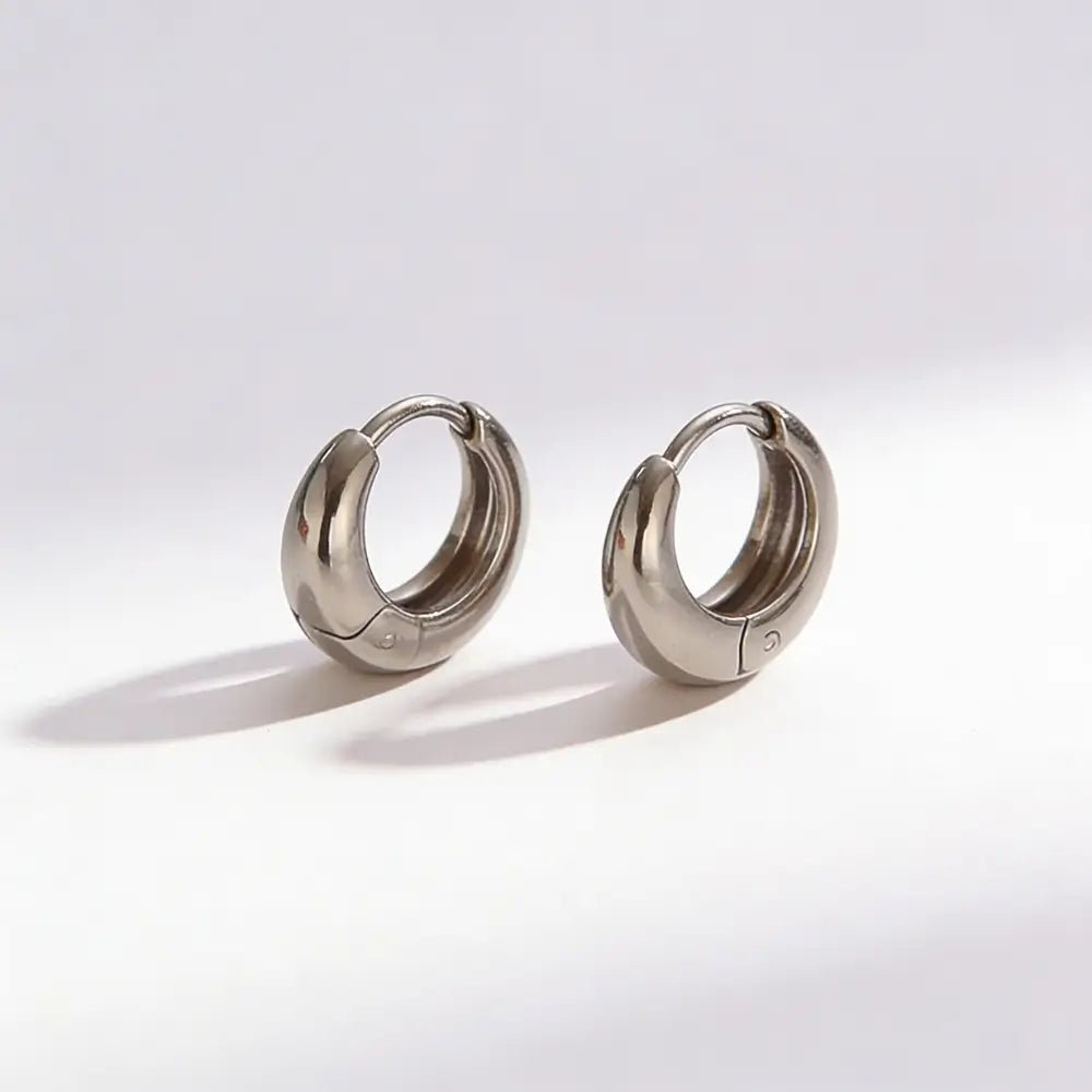 Aurelia Curved Minimalist Earrings - Onyxelle