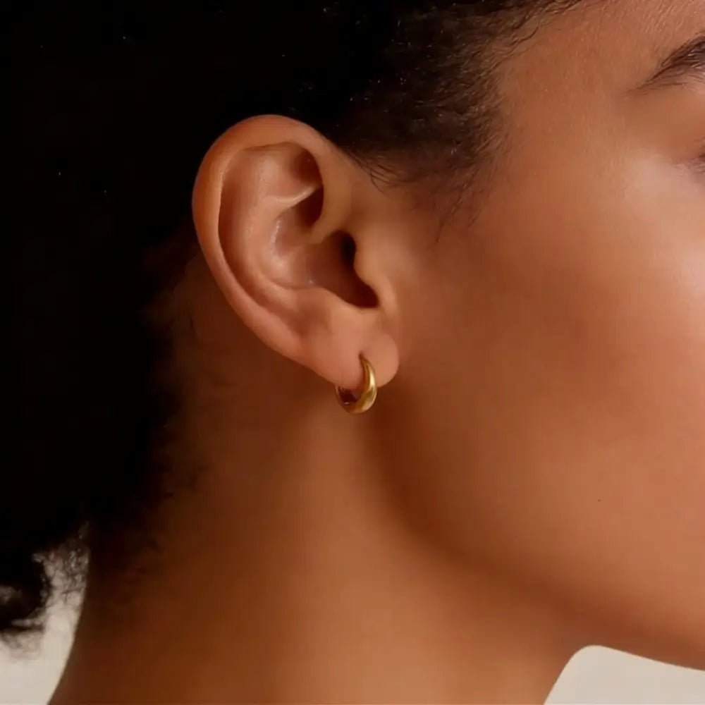 Aurelia Curved Minimalist Earrings - Onyxelle