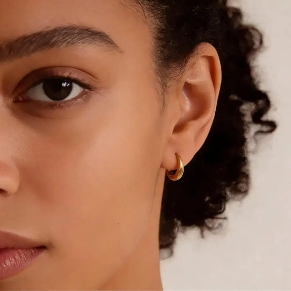 Aurelia Curved Minimalist Earrings - Onyxelle