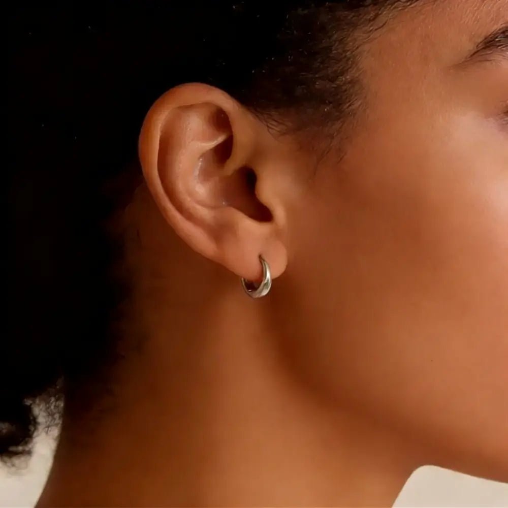 Aurelia Curved Minimalist Earrings - Onyxelle