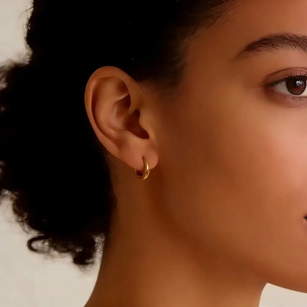 Aurelia Curved Minimalist Earrings - Onyxelle