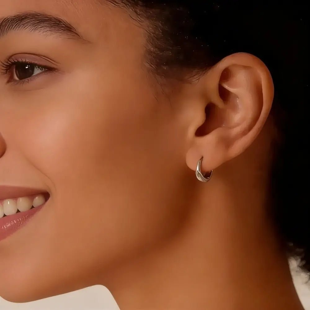 Aurelia Curved Minimalist Earrings - Onyxelle