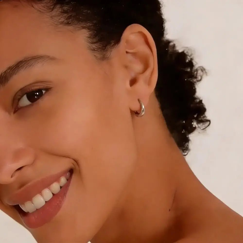 Aurelia Curved Minimalist Earrings - Onyxelle