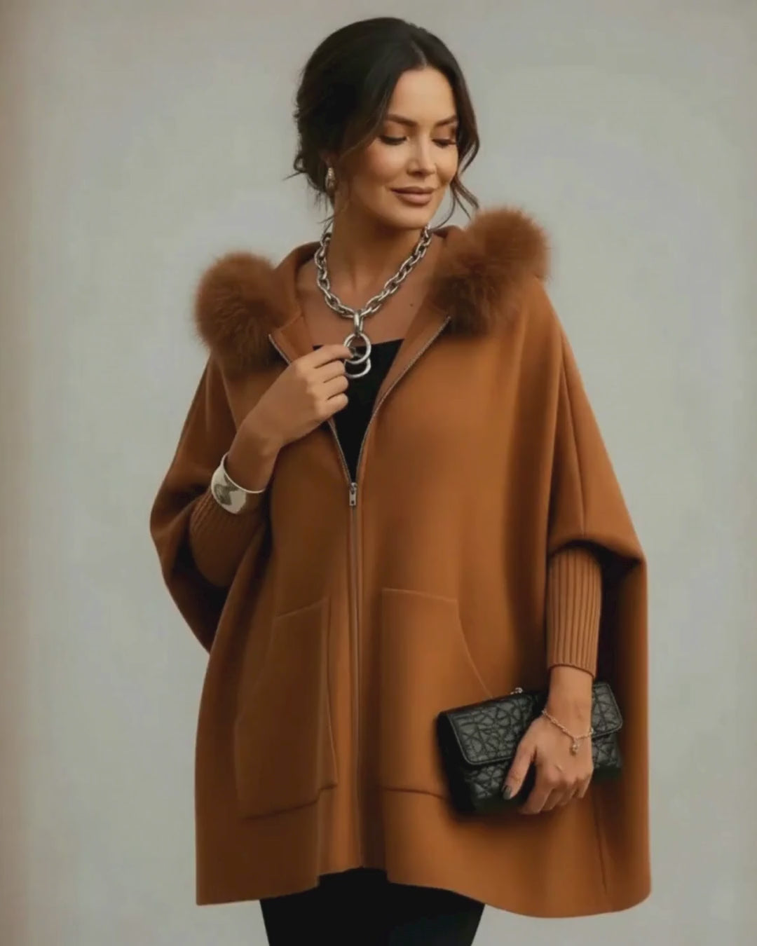 Cape-Veste à Capuche et Fausse Fourrure Ellyse