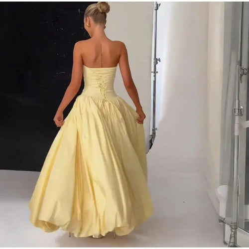 Robe longue bustier de soirée avec jupe évasée et fente élégante. Faustine