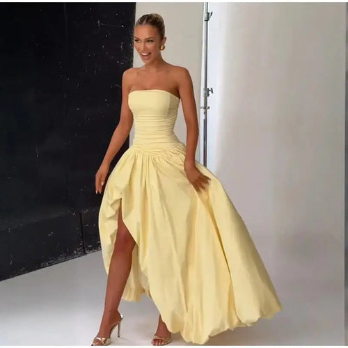 Robe longue bustier de soirée avec jupe évasée et fente élégante. Faustine