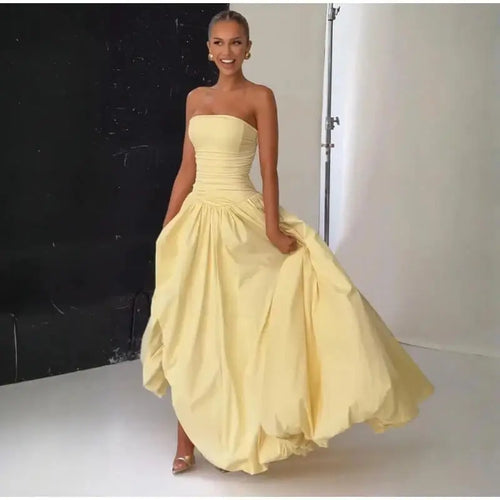 Robe longue bustier de soirée avec jupe évasée et fente élégante. Faustine