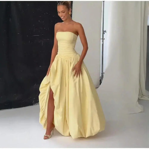 Robe longue bustier de soirée avec jupe évasée et fente élégante. Faustine