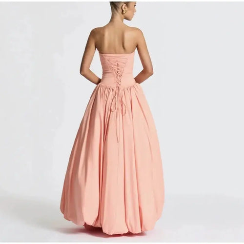 Robe longue bustier de soirée avec jupe évasée et fente élégante. Faustine