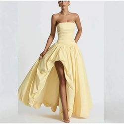 Robe longue bustier de soirée avec jupe évasée et fente élégante. Faustine