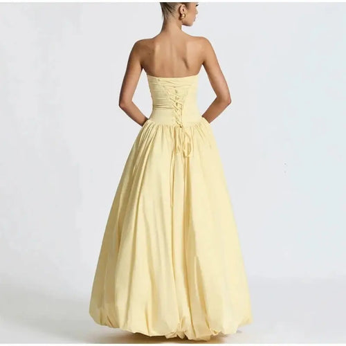 Robe longue bustier de soirée avec jupe évasée et fente élégante. Faustine