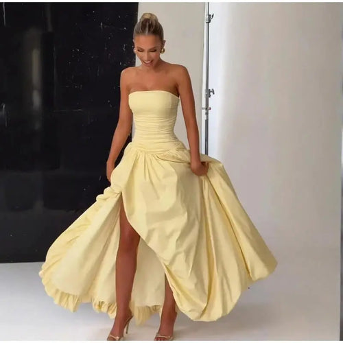Robe longue bustier de soirée avec jupe évasée et fente élégante. Faustine